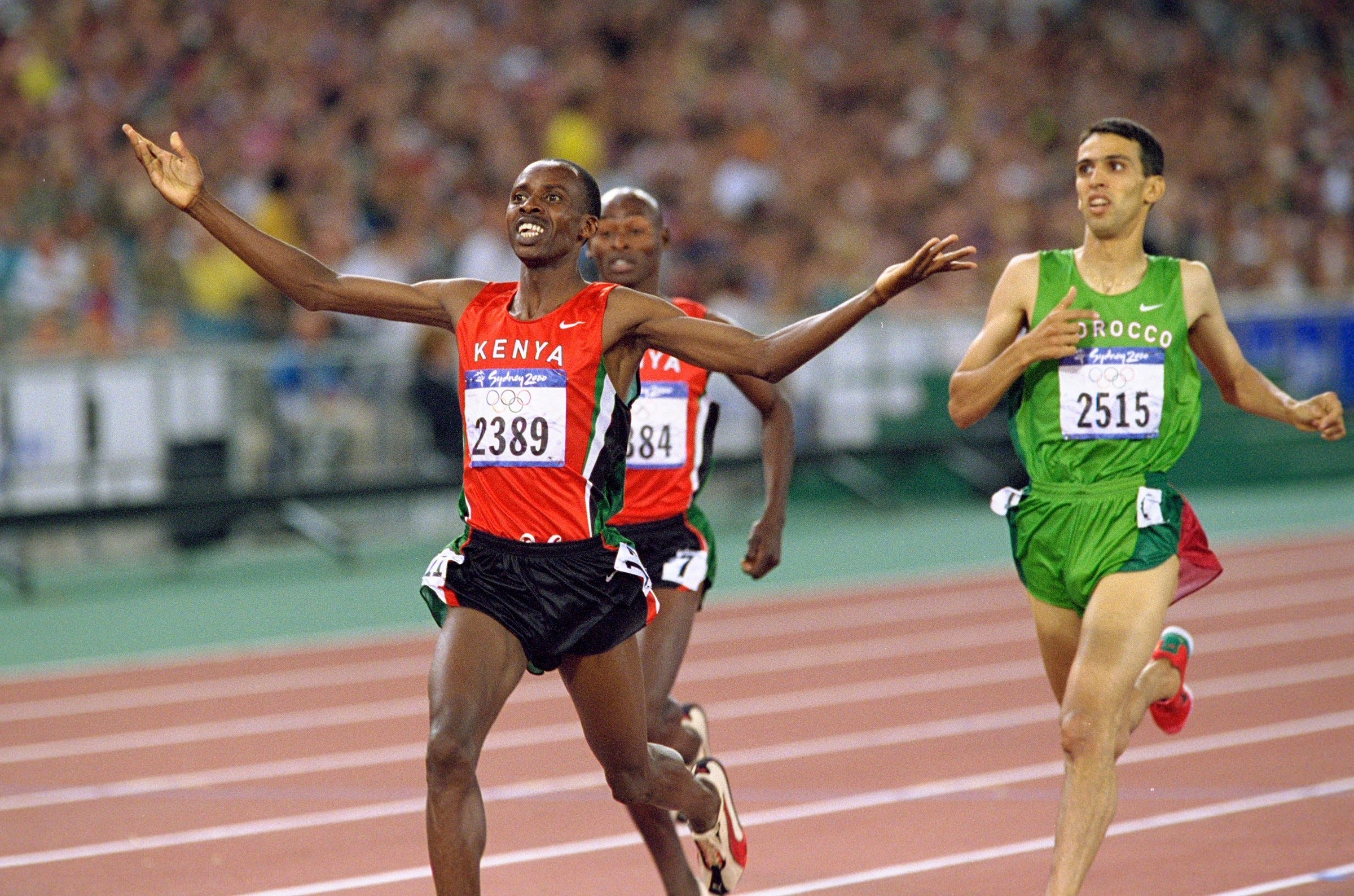 noah ngeny alza los brazos victoriosos en los 1500m de sídney 2000 por delante de hicham el guerrouj