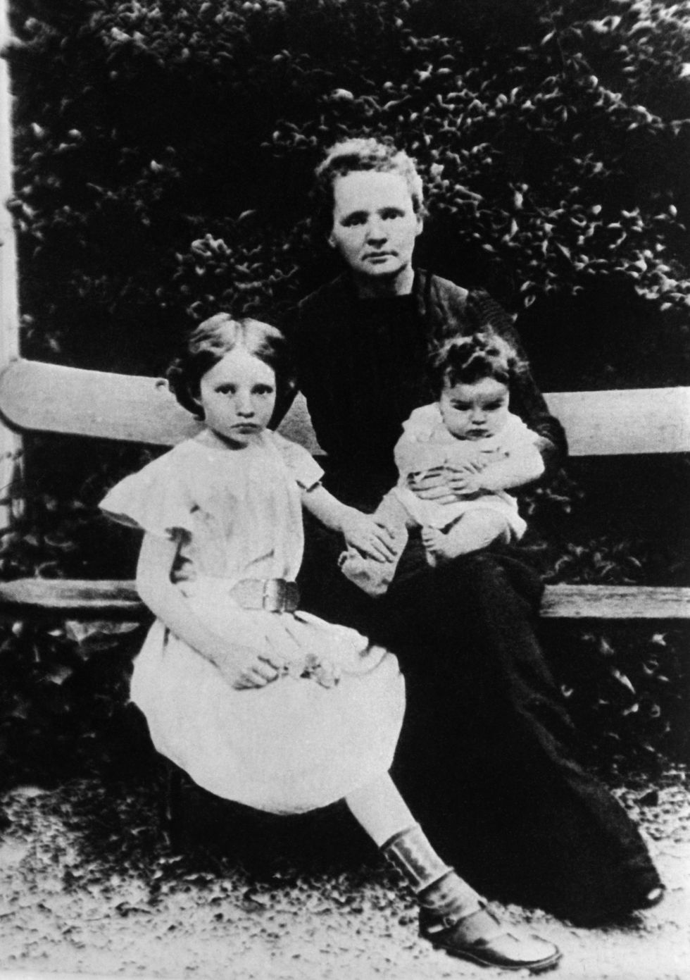 marie curie with daughters