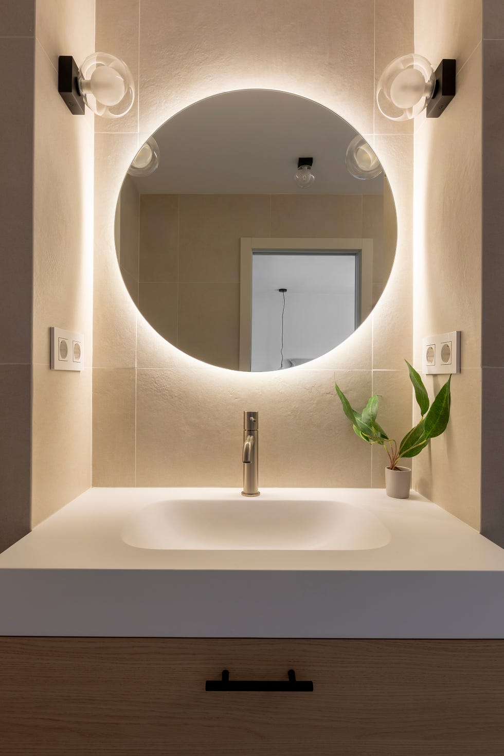 lavabo con espejo redondo retroiluminado