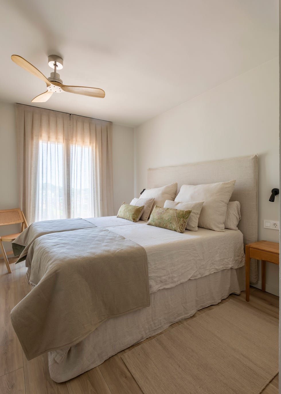 dormitorio con cabecero tapizado en beige