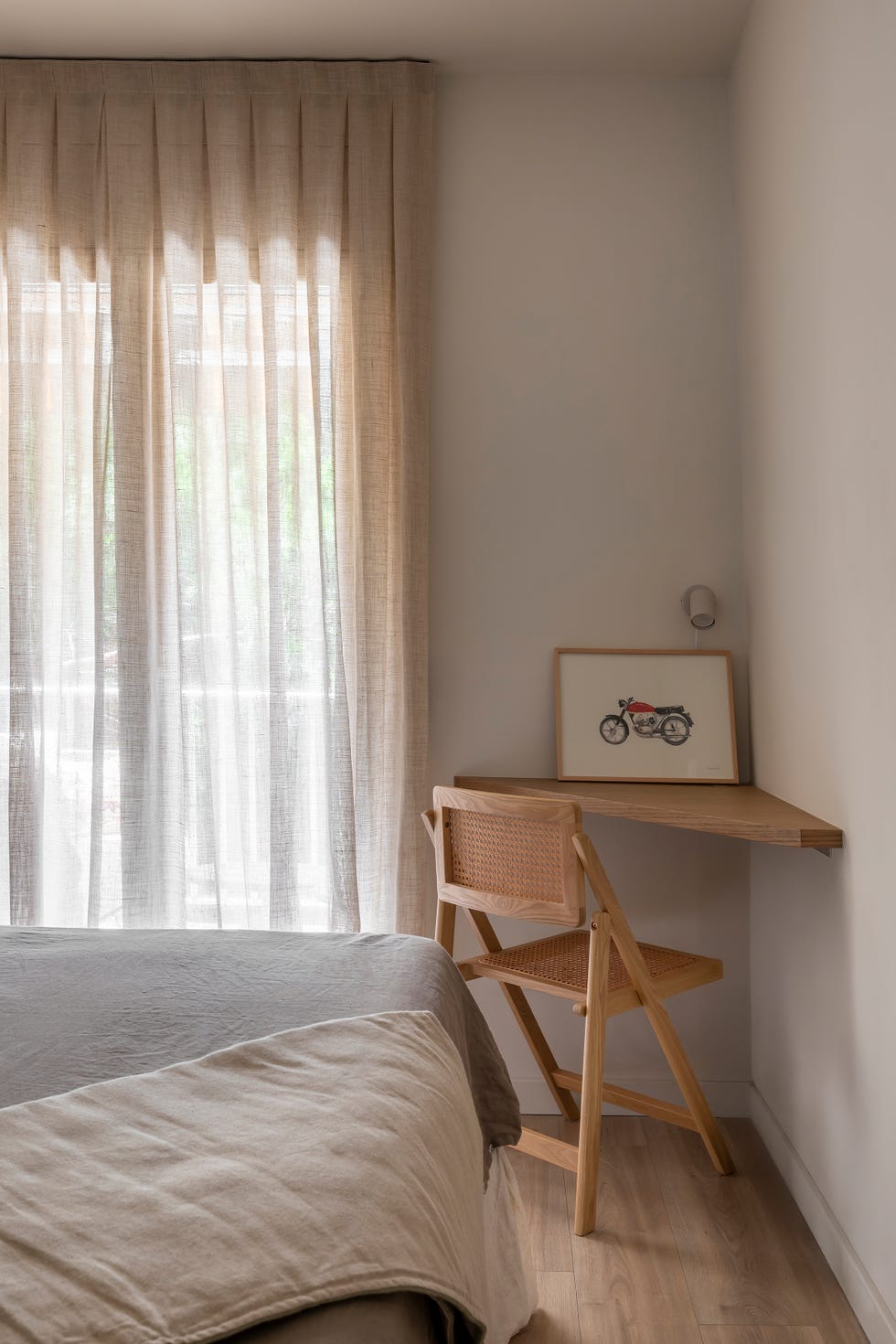 escritorio y silla de madera
