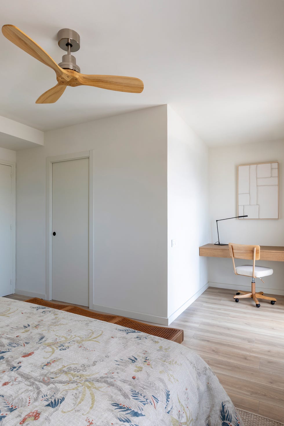 dormitorio con escritorio