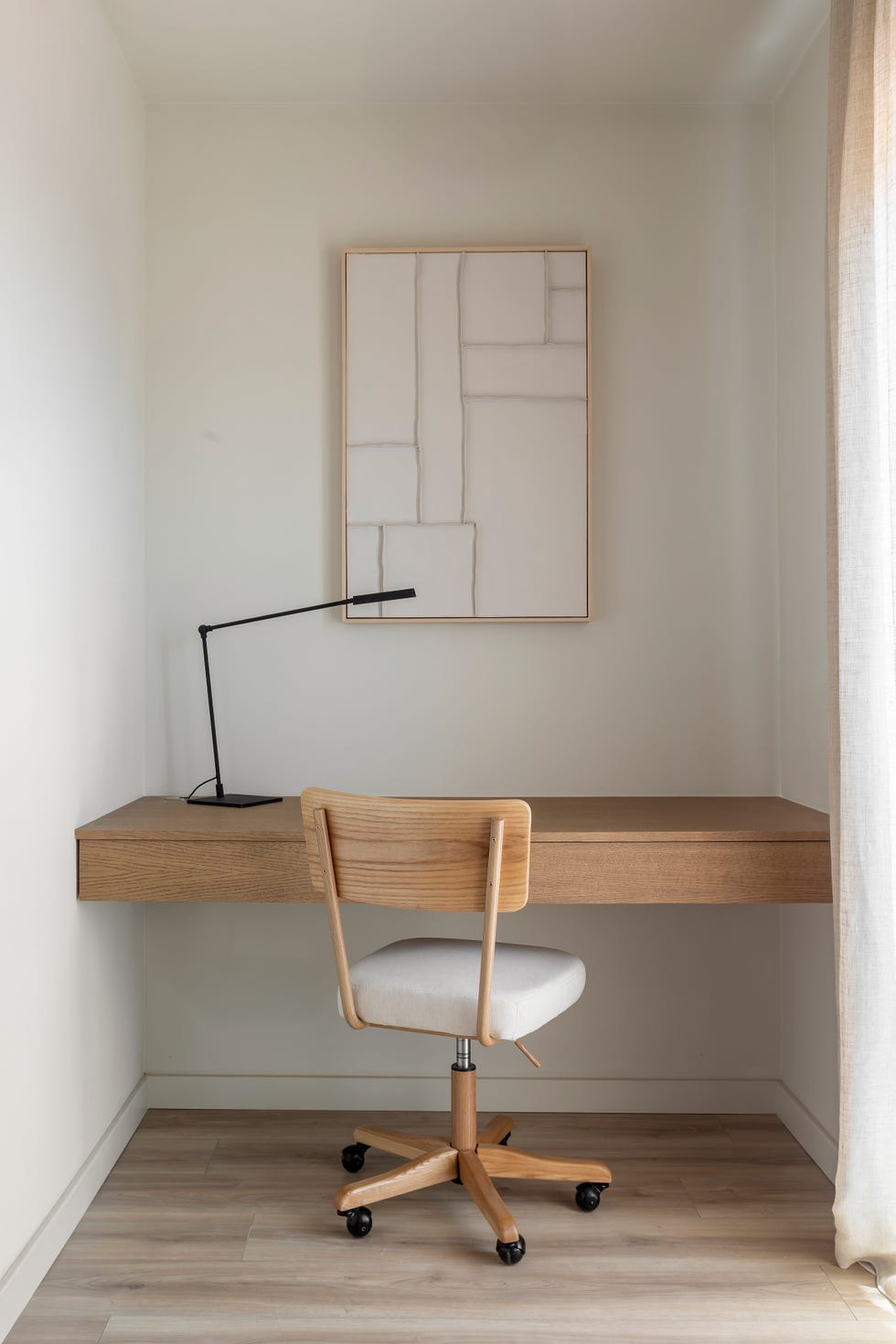 escritorio volado de madera con silla giratoria