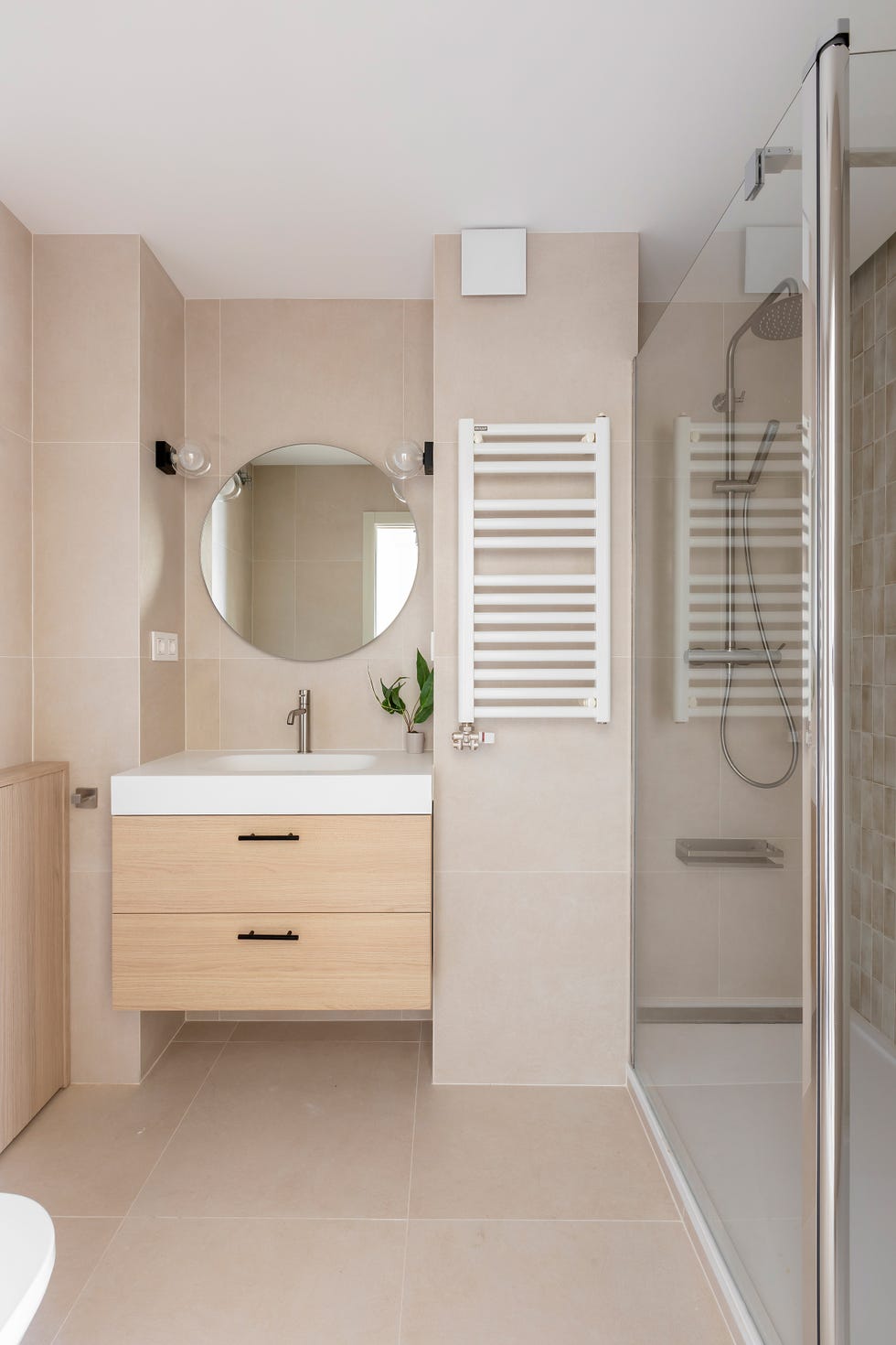 baño con ducha y mueble de madera volado
