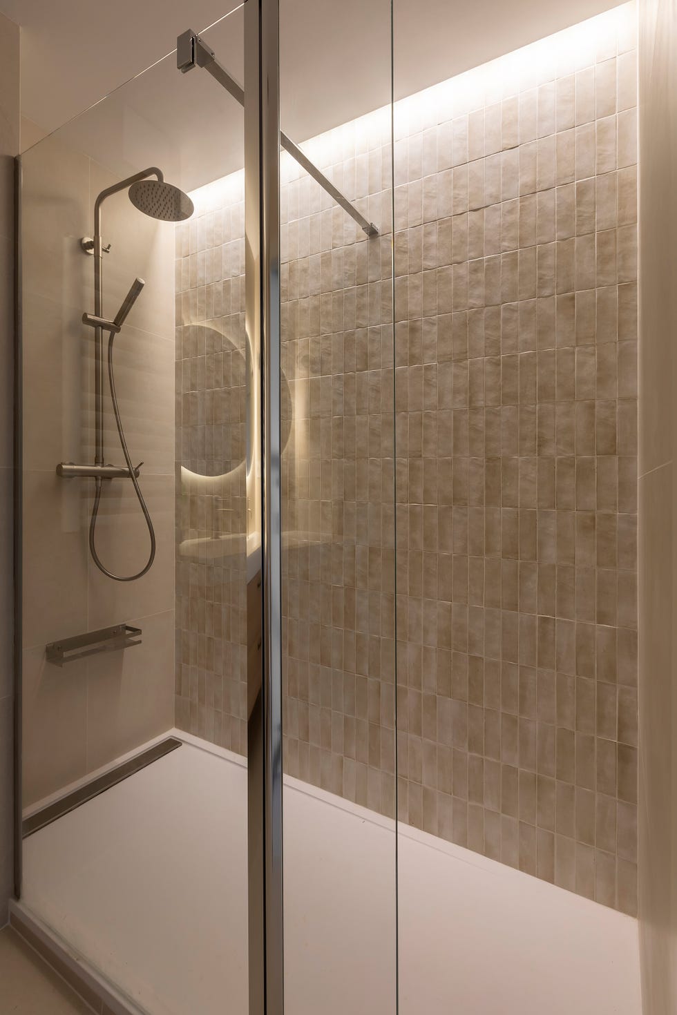 ducha con azulejos en tonos piedra