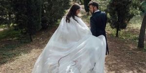 marta, la novia española con vestido de capa artesana pintada a mano