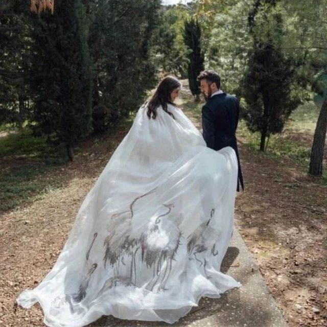 marta, la novia española con vestido de capa artesana pintada a mano