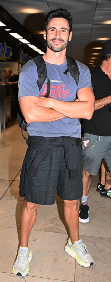noel bayarri en el aeropuerto de madrid antes de viajar honduras para supervivientes all stars 2025