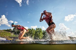 noelia juan compite en un triatlón