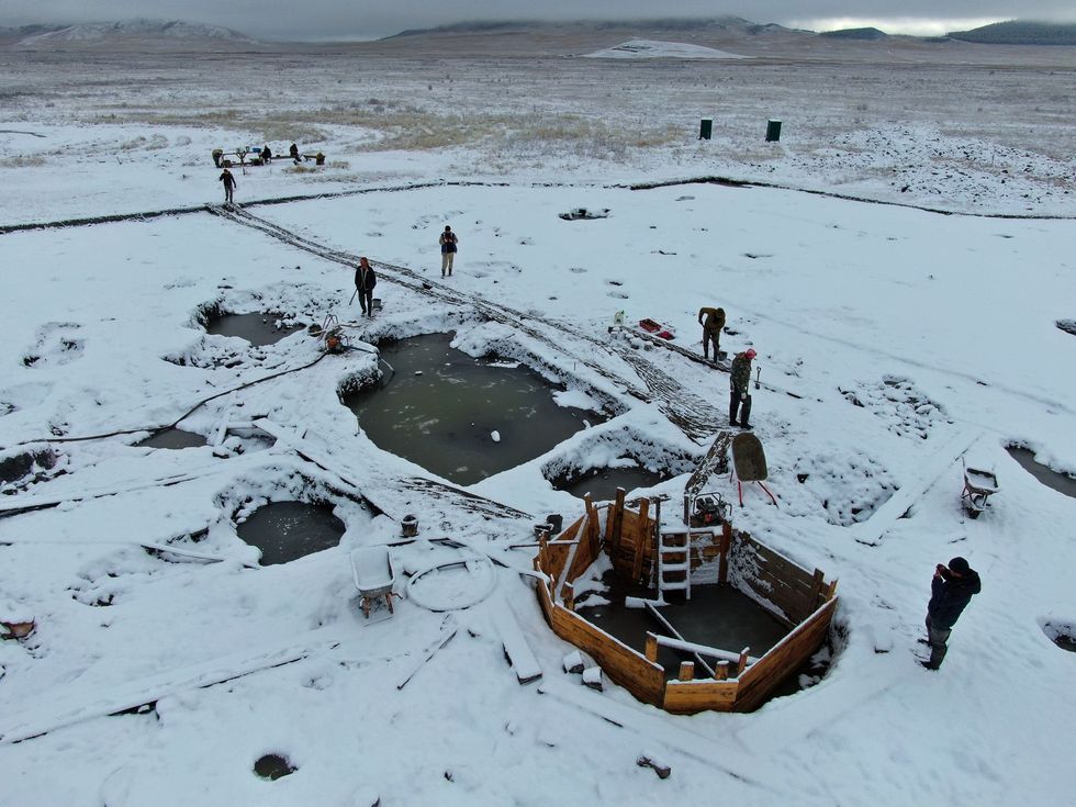 Een detailopname van het grafveld Tunnug 1 op de Siberische steppe Archeologen werkten gedurende de herfst van 2019 aan de opgravingen in de hoop dat het bevroren grondwater het graafwerk zou vergemakkelijken Maar ze moesten eerst ijskoud water onder een dikke laag ijs wegpompen om de plek bloot te kunnen leggen