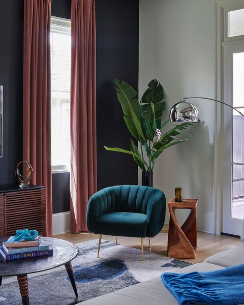 sitting area with green velvet chair