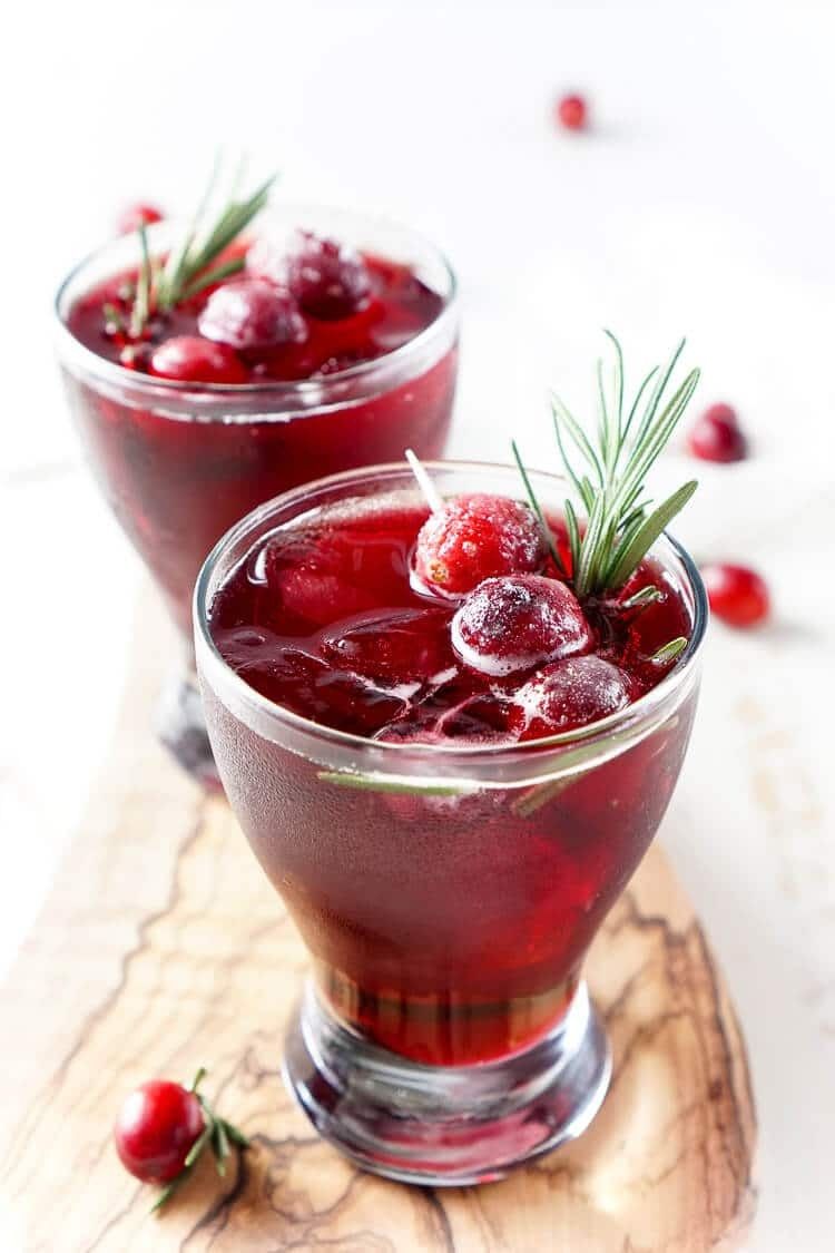 28 Best Non-Alcoholic Christmas Drinks And Mocktails