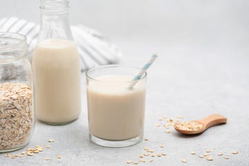 lácteos veganos leche de avena frente a leche de almendras, cuál es mejor para ti
