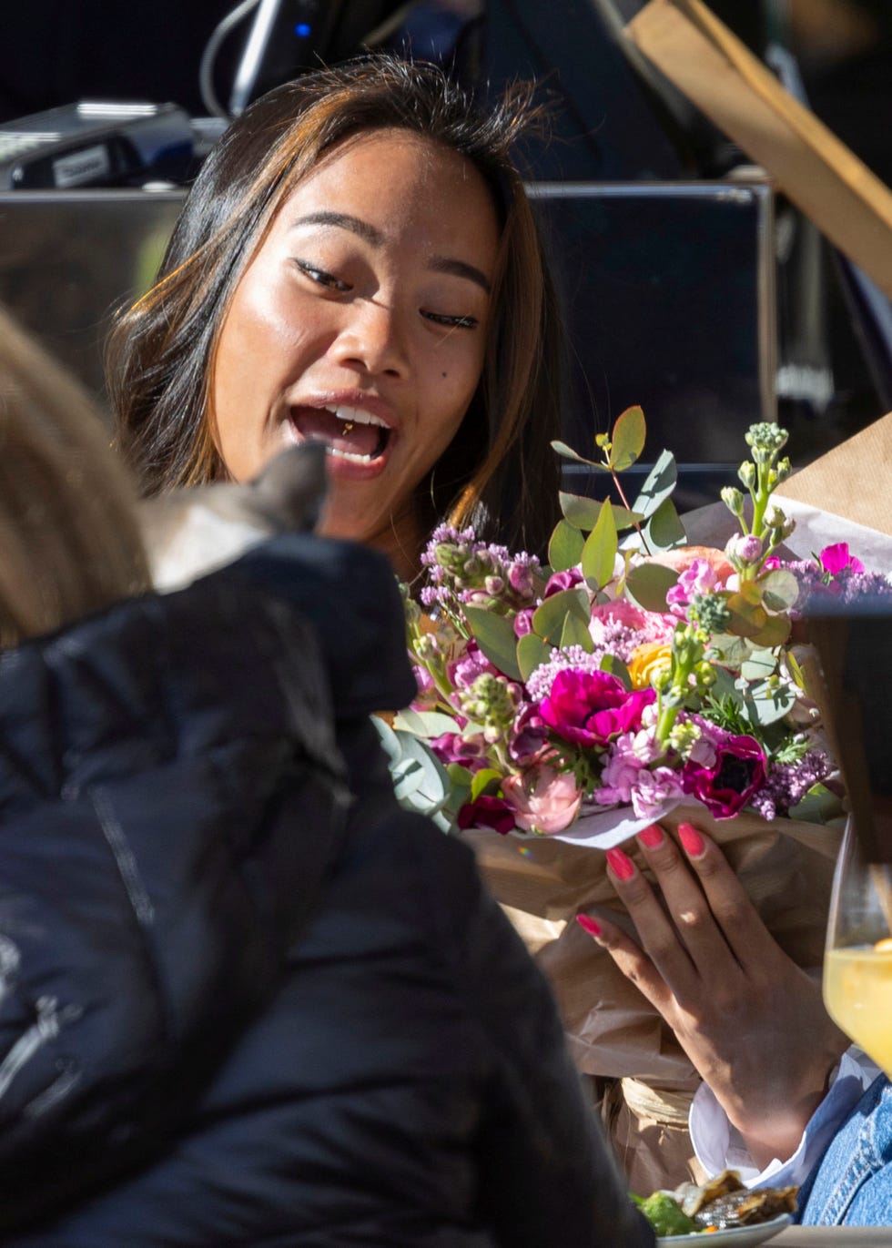 la actriz de la serie 'entrevías' recibe unas flores por su cumpleaños en una terraza de madrid