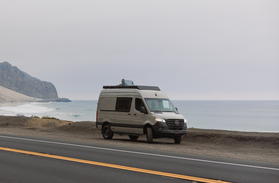 una furgoneta camper modular para ganar espacio en el interior de la autocaravana
