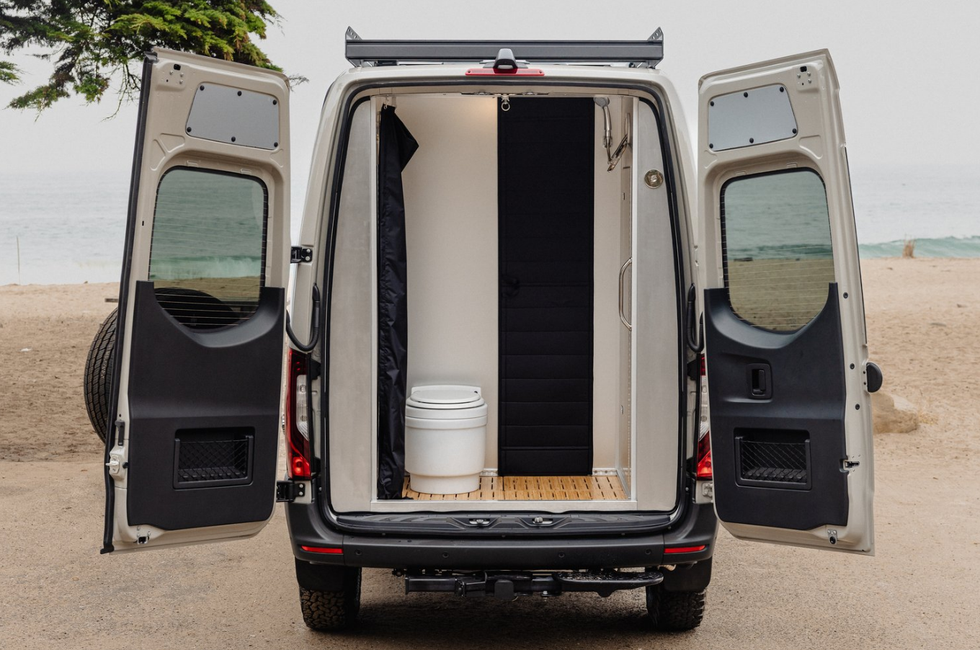 una furgoneta camper modular para ganar espacio en el interior de la autocaravana