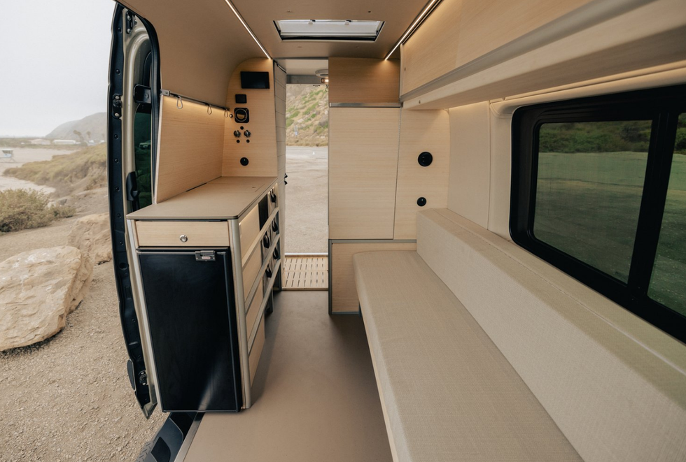 una furgoneta camper modular para ganar espacio en el interior de la autocaravana
