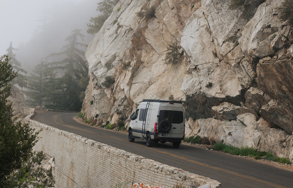 una furgoneta camper modular para ganar espacio en el interior de la autocaravana