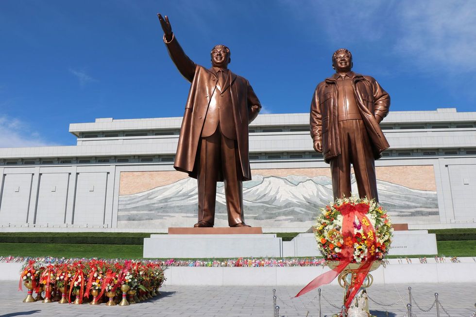 Het monument voor voormalig leider Kim Il Sung en Kim Jong Il in Pyongyang