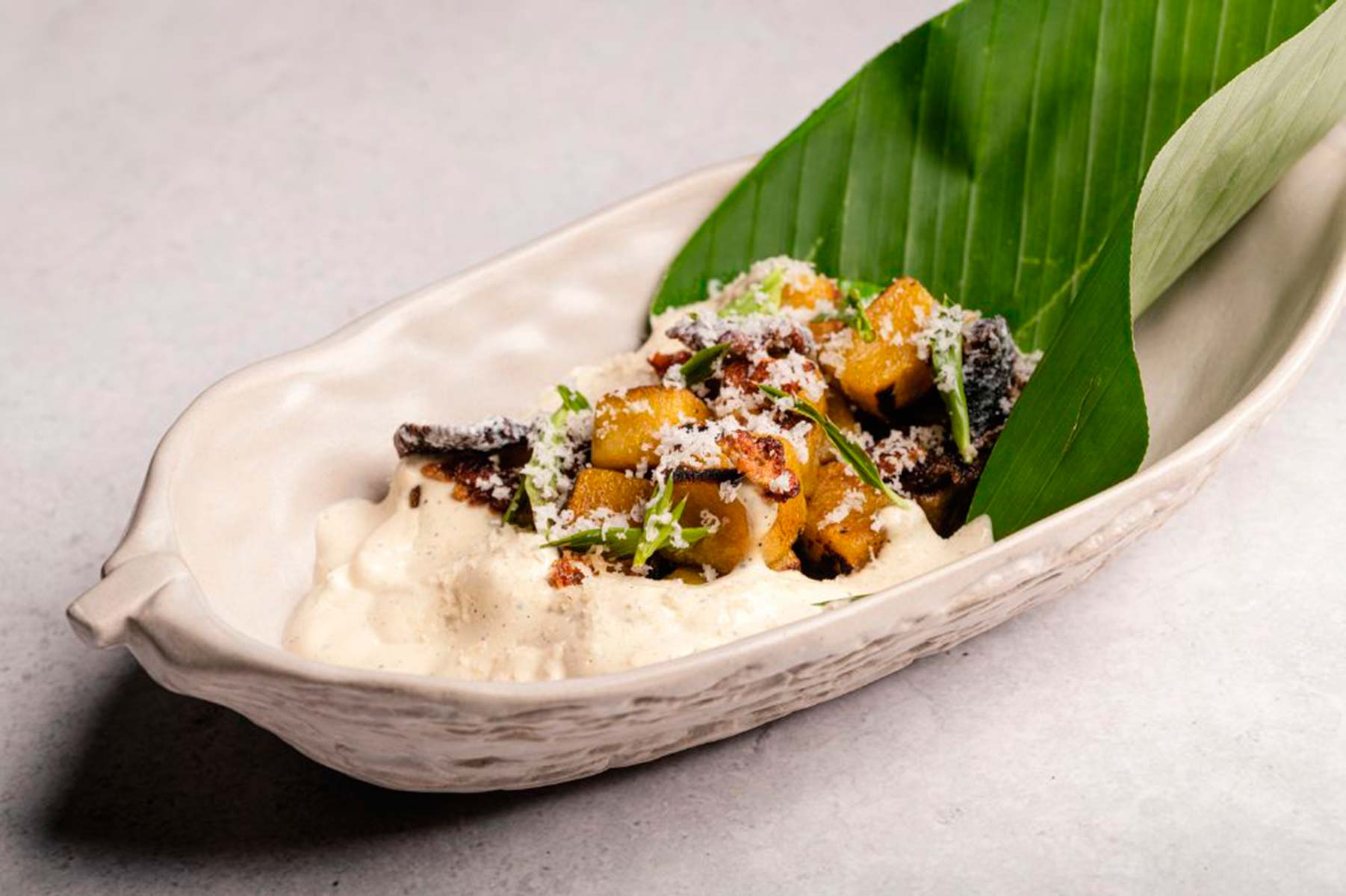 ñoquis di maduro, manteca de suri y crema de bija
