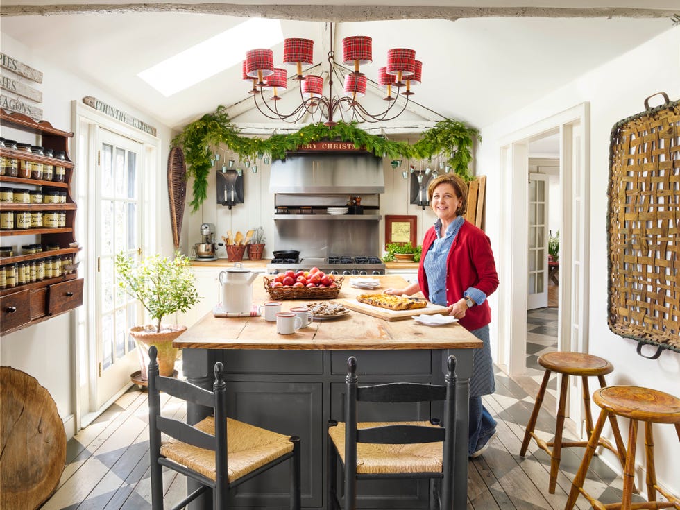 https://hips.hearstapps.com/hmg-prod/images/nora-murphy-christmas-kitchen-1565726164.jpg?crop=1xw:1xh;center,top&resize=980:*