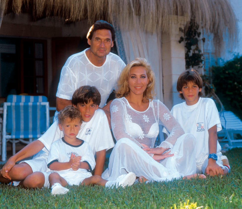 la vedette con el padre de sus tres niños y los pequeños, todos vestidos de blanco