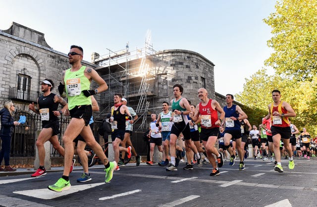 varios corredores en la salida de una carrera masiva en dublin en 2019