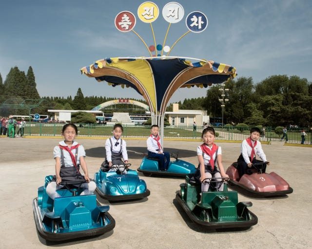 kinderen in een pretpark in noord korea