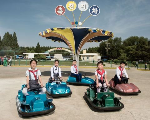 In het pretpark Mangyongdae net buiten Pyongyang neemt een stel kinderen op de botsautobaan even een pauze In het totalitaire land zijn er maar weinig inwoners die weten hoe het is om te poseren voor een foto