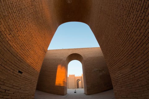 Babylon, Iraq BABYLON IRAKPoorten standbeelden tempels en een theater vormen slechts een fractie van de resten van de hoofdstad van het Babylonische Rijk De mythische stad was beroemd om zijn vernuftige Hangende Tuinen die door de oude Grieken als een van de Zeven Wereldwonderen werden beschreven
