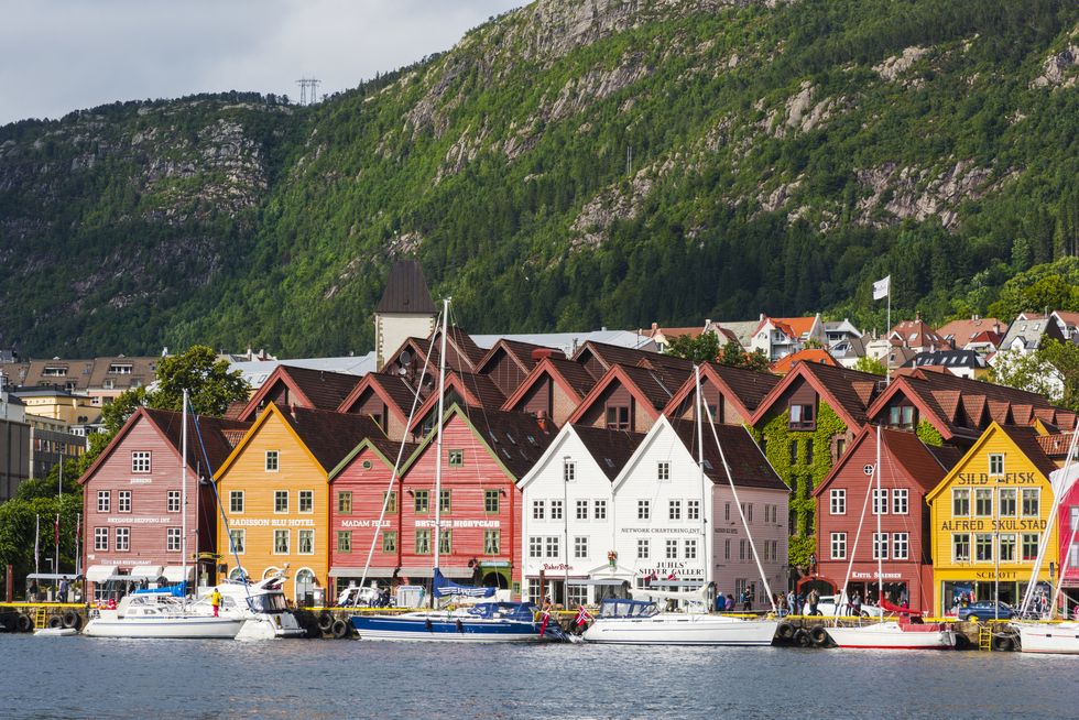 norway, hanseviertel bryggen, harbour with colorful houses