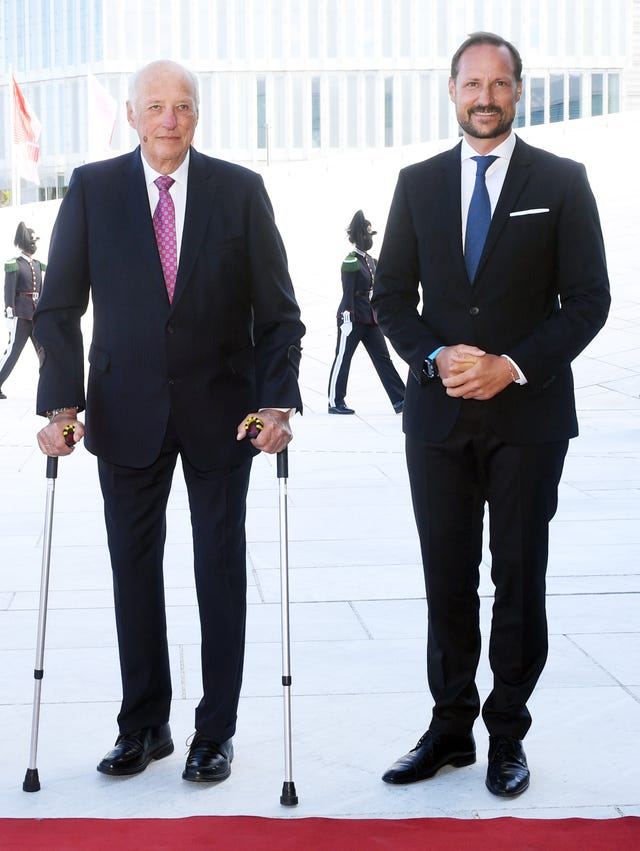 el rey harald de noruega con su hijo haakon