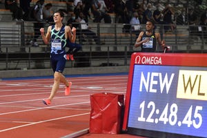 jakob ingebrigtsen entra a meta en los 5000 metros de florencia batiendo el récord de europa