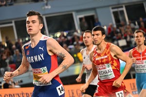 adel mechaal persigue a jakob ingebrigtsen en los 3000m de estambul