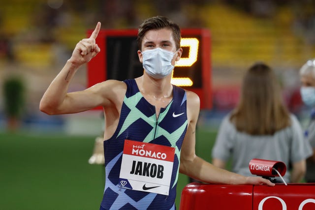 jakob ingebrigtsen celebra su segundo récord de europa de 1500 metros en la liga de diamante de mónaco