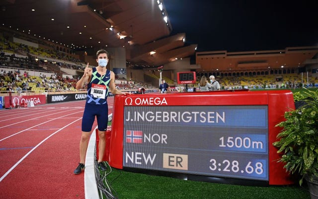 jakob ingebrigtsen posa con la marca del récord de europa de 1500 metros logrado en mónaco en agosto de 2020