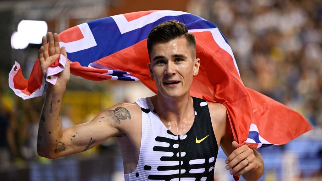 preview for Jakob Ingebrigtsen bate el récord europeo de 3.000m en Eugene