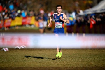 jakob ingebrigtsen corre hacia la meta del europeo de cross de turín 2022