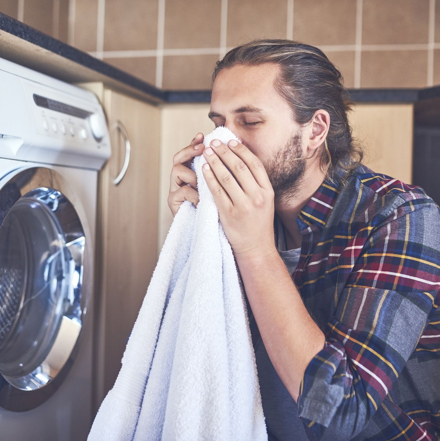 Estudio: oler la ropa sucia de tu pareja reduce el estrés