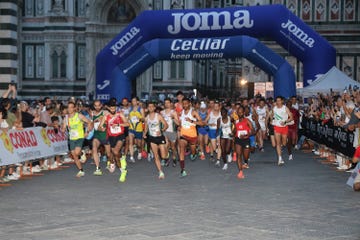 runners participating in a race under an inflatable startfinish archway