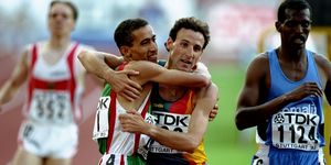 noureddine morceli y fermin cacho se abrazan después de correr los 1500m en los juegos olímpicos de atlanta