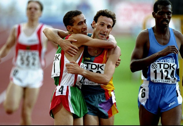 noureddine morceli y fermin cacho se abrazan después de correr los 1500m en los juegos olímpicos de atlanta