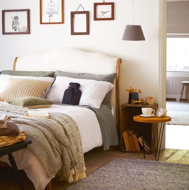 dormitorio con muebles de madera
