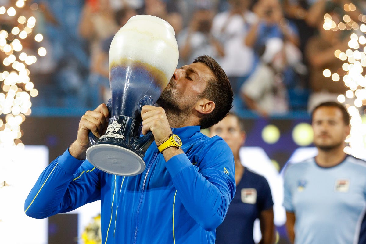 Junior's boy Ryan kisses Lombardi Trophy, Sports