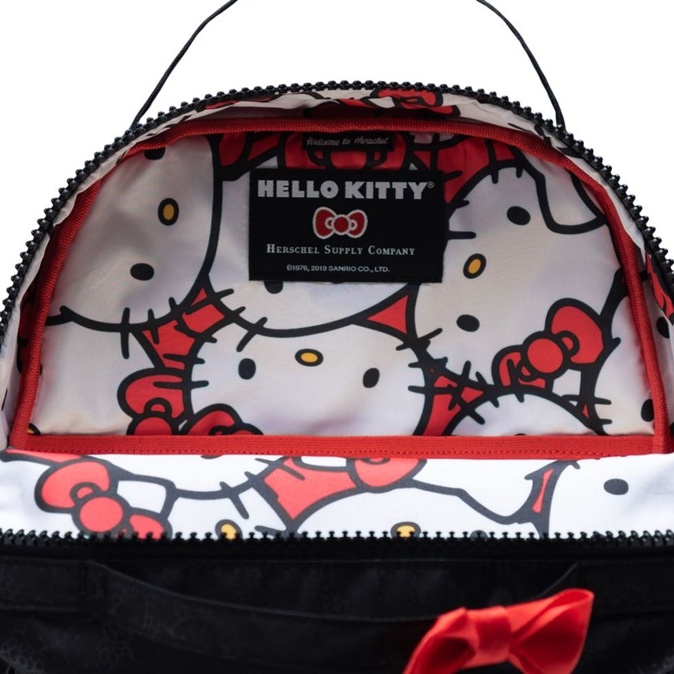 Herschel Supply 推出粉嫩系 Hello Kitty 包！背帶上的「蝴蝶結」也太少女了吧！
