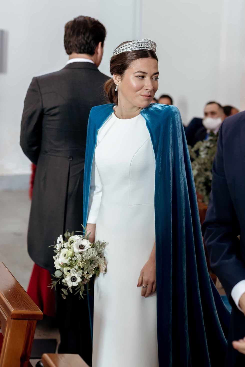 Peligro origen División La novia española más original y especial con capa y tiara