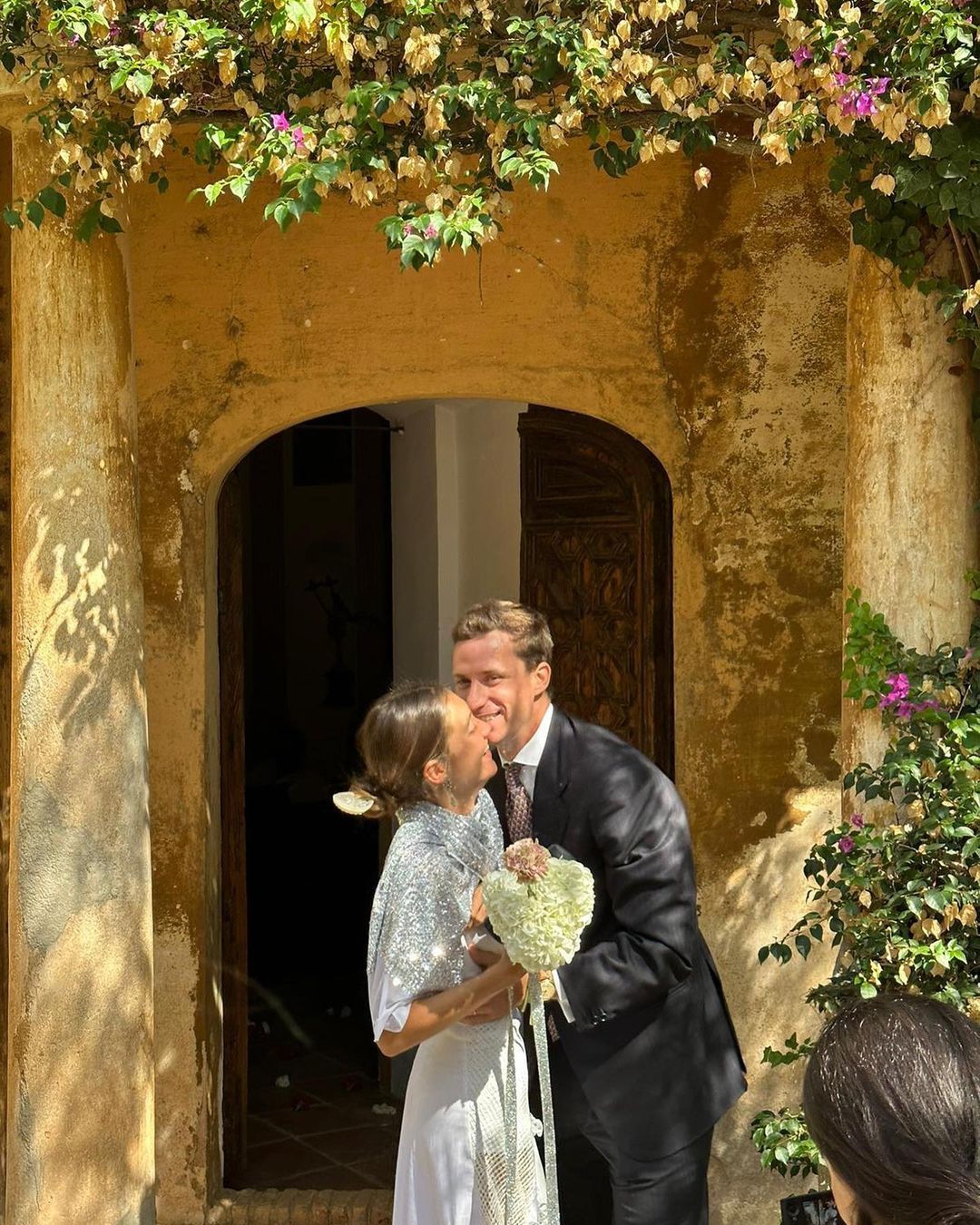 La madre de la novia, la invitada más elegante con vestido abotonado con  aplicaciones de flores de almendro