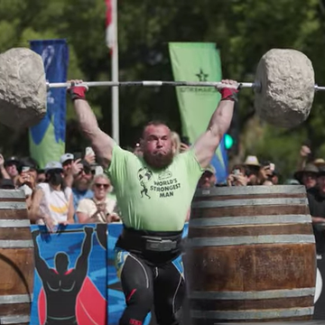 novikov, récord mundial de levantamiento de piedras en barra