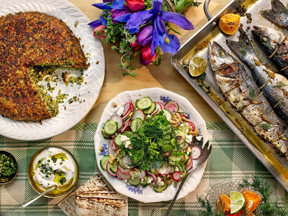 Tijdens de viering van Noroez Perzisch Nieuwjaar staan traditionele Perzische gerechten centraal waaronder tadig gekruide rijst met een goudbruin korstje salade met radijs en komkommer en gebakken vis die is gevuld met kruiden walnoten en granaatappelzaad