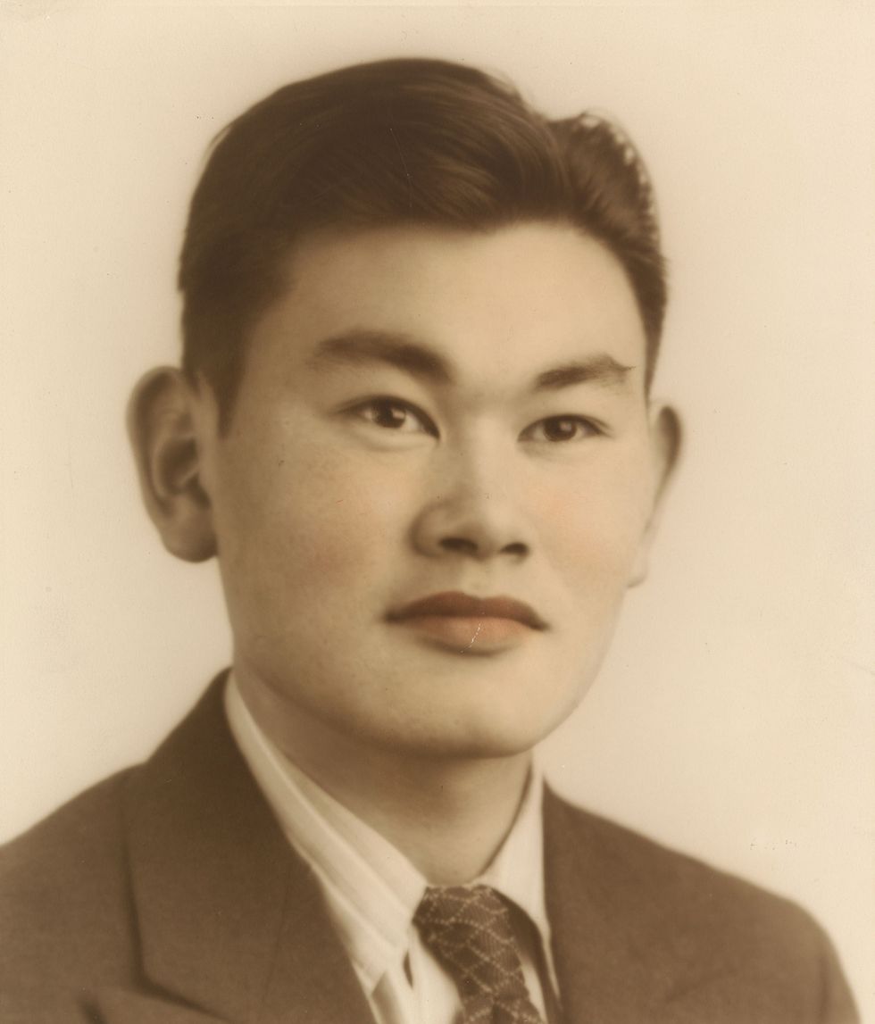 Dit portret van Fred Korematsu werd rond 1940 gemaakt Het is een van meerdere fotosdie Freds vader had verstopt op de zolder van het familiebedrijf in Oakland voordat hij zich met zijn gezin meldde bij een interneringskamp Veel JapansAmerikanen verloren tijdens de oorlog al hun bezittingen